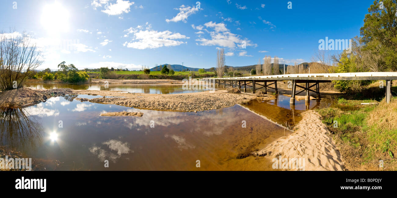 Ponte su un molto bassa nel fiume Towamba Nuovo Galles del Sud Australia ad alta risoluzione Foto Stock