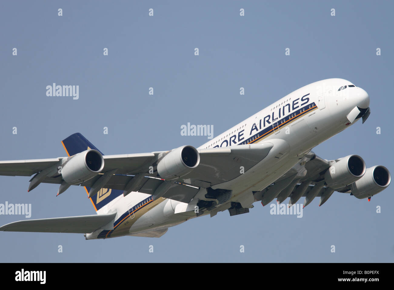 Airbus A380 Singapore Airlines double decker due tier super jumbo jet di linea di decollare da Londra Heathrow Foto Stock