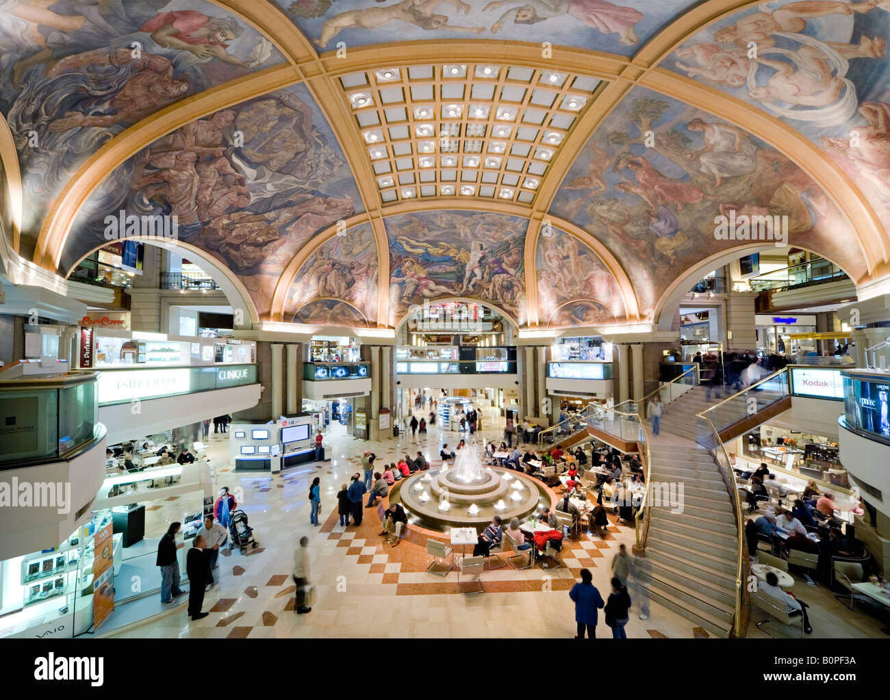 Il famoso affresco sul soffitto dipinti nella Galeria Pacifico shopping mall a Buenos Aires, Argentina. Foto Stock