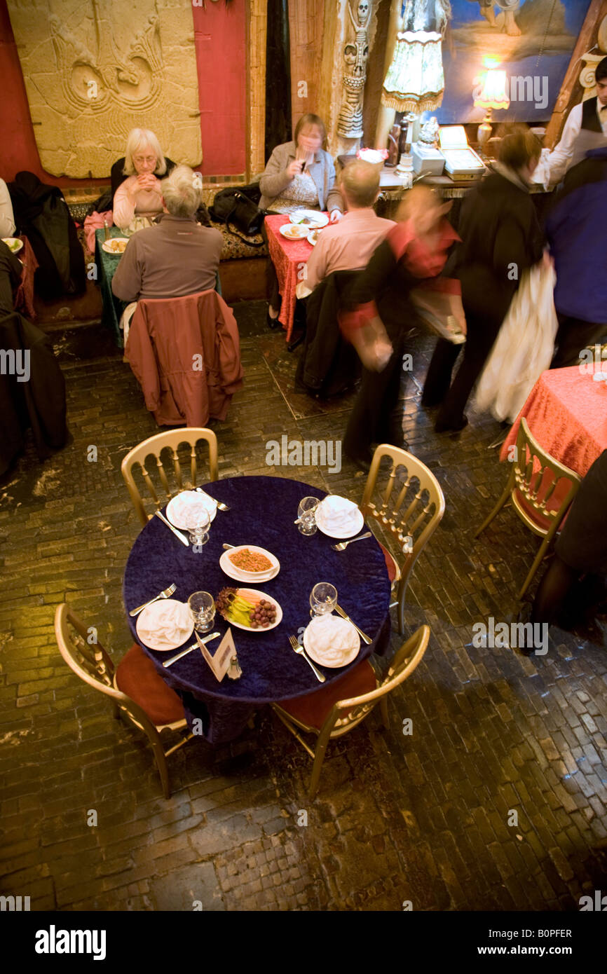 Impostare il tavolo al ristorante Sarastro. Drury Lane, Covent Garden. Londra. Regno Unito. Foto Stock