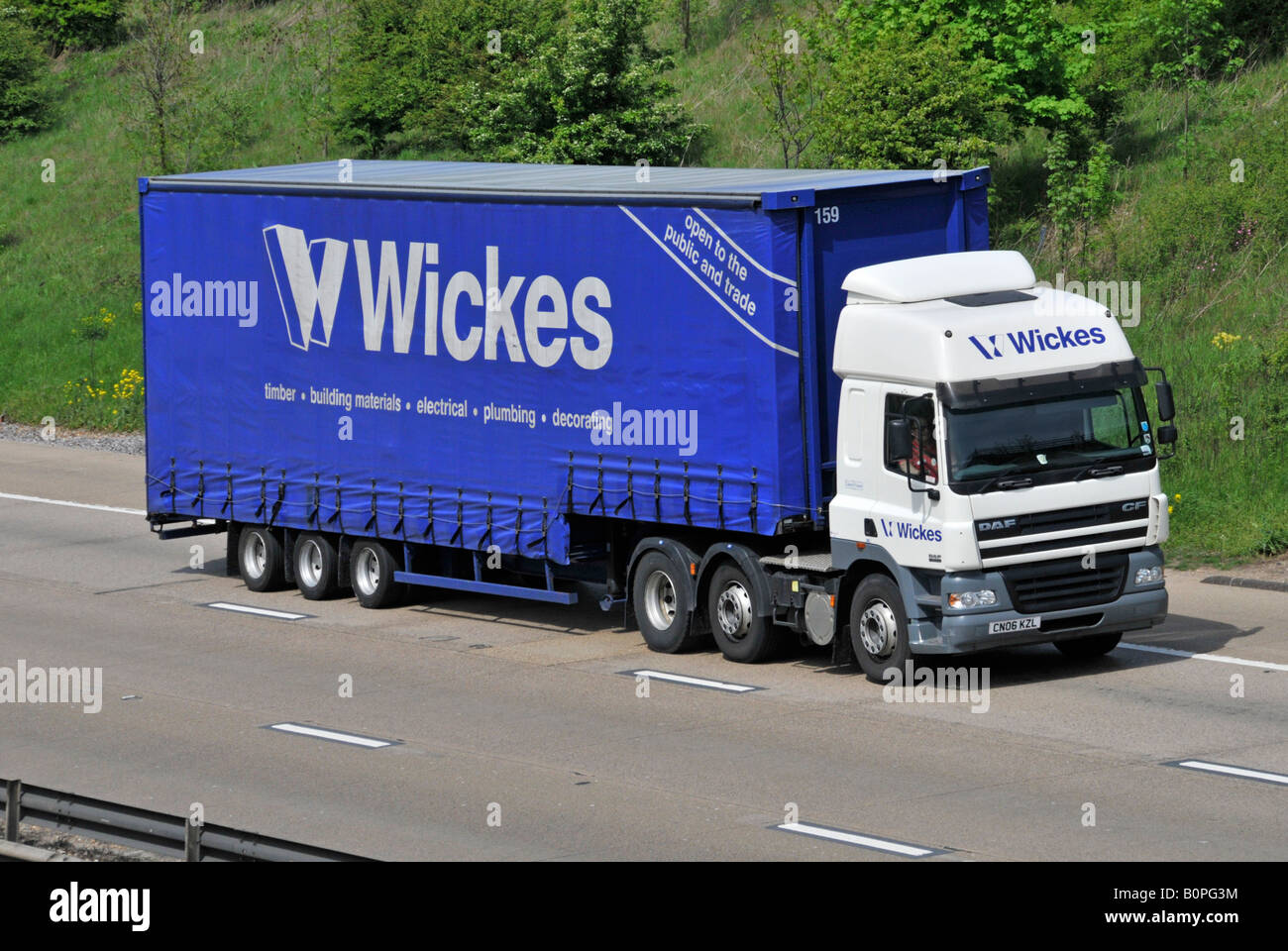 Wickes costruttori commercianti camion da consegna DAF hgv e teloni laterali morbidi rimorchio articolato marchio commerciale pubblicità che guida sull'autostrada M25 del Regno Unito Foto Stock