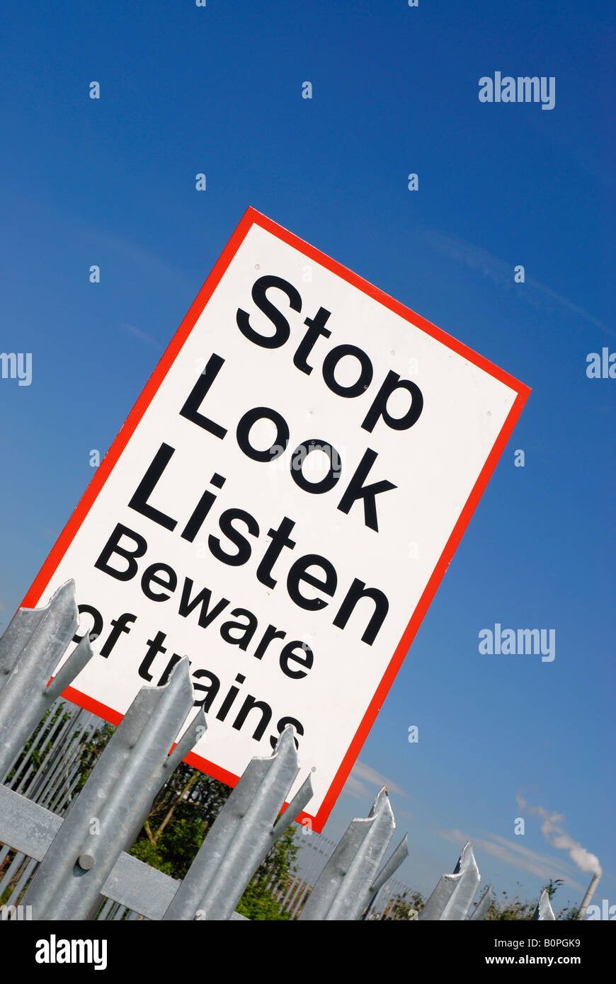 Smettere di guardare ascoltare segno di avvertimento dal passaggio a livello ferroviario in Widnes la linea servizi di treni di buona solo Foto Stock