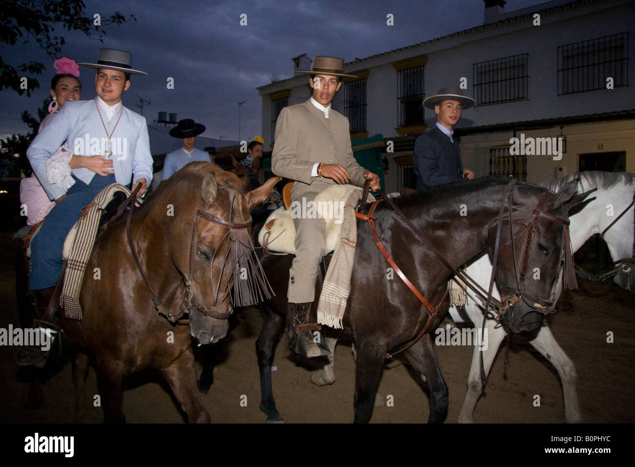 Amici in sella insieme a cavallo a El Rocío Foto Stock
