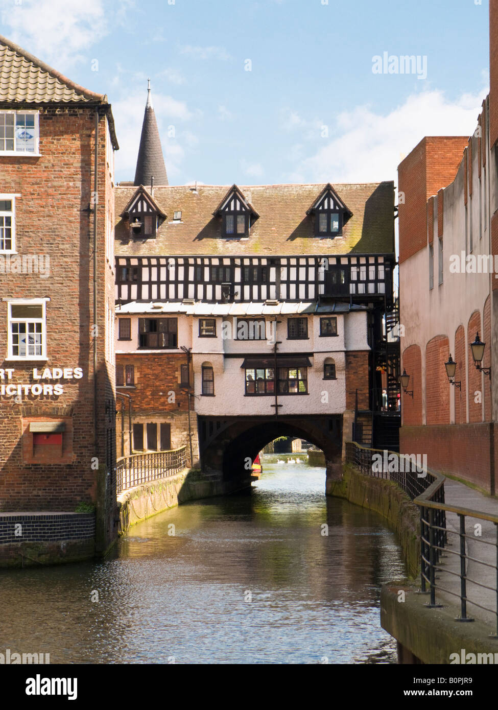 Fiume Witham passando attraverso la gloria foro al centro Lincoln City Inghilterra UK con edificio medievale in cima Foto Stock
