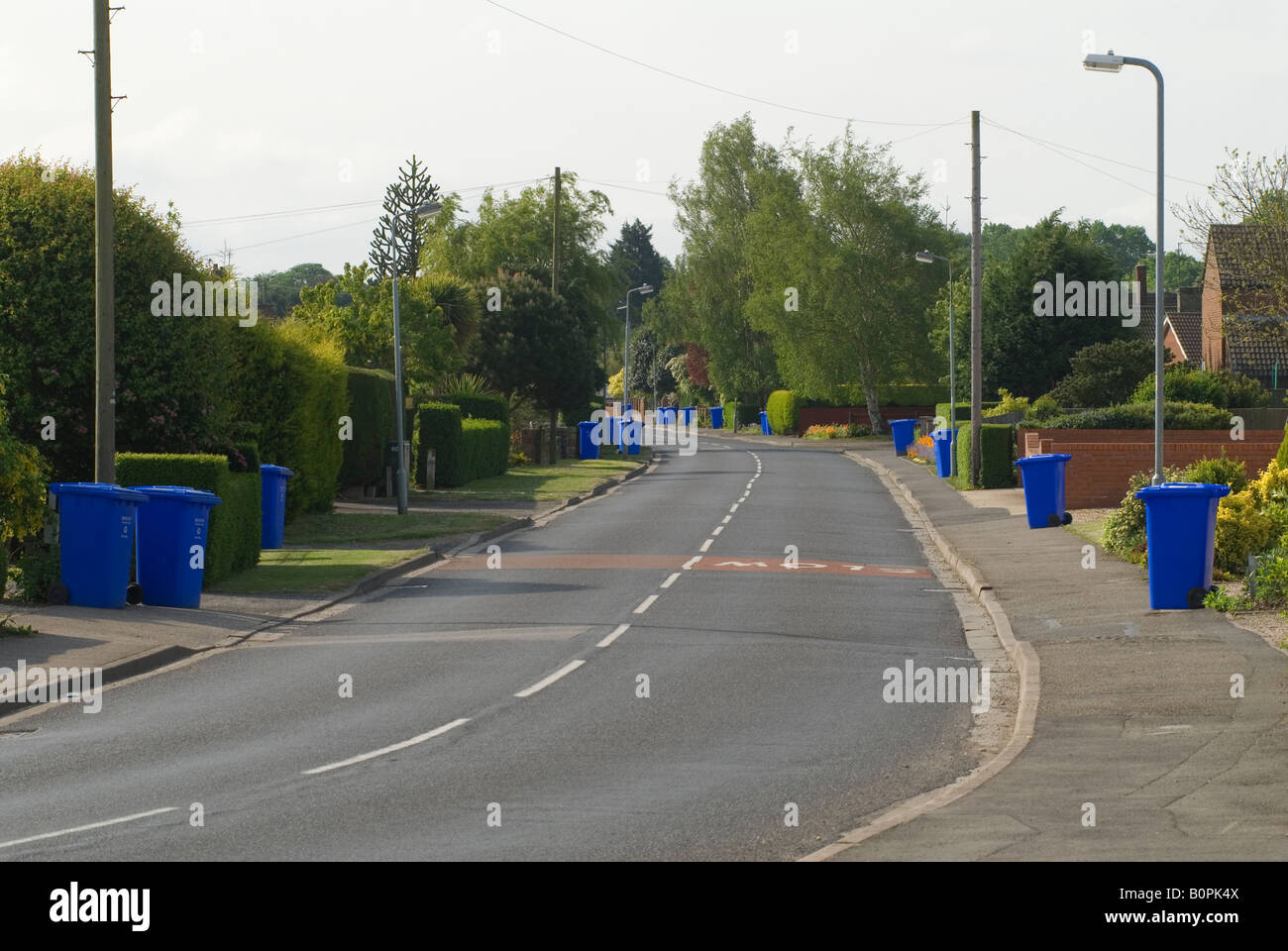 Wheelie Bin Collection, Blue Bins Boston Lincolnshire Data raccolta rifiuti, i proprietari di casa hanno collocato i loro bidoni di Wheeley a bordo strada nel Regno Unito anni '2008 2000 Foto Stock