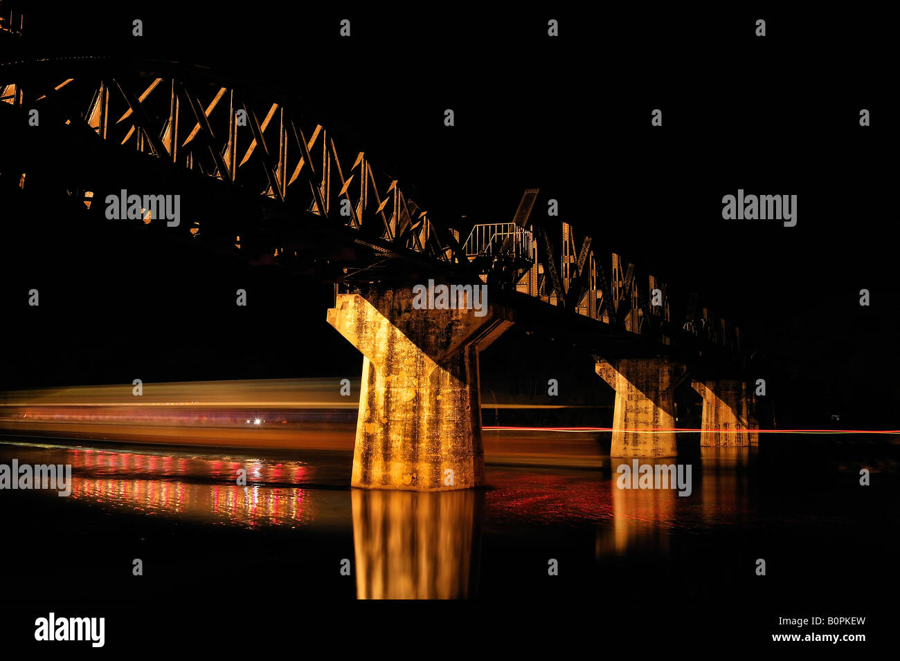 Il ponte sul fiume Kwai di notte. Foto Stock