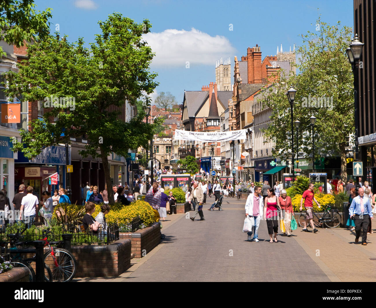 High Street nella città di Lincoln Regno unito su una giornata d'estate Foto Stock