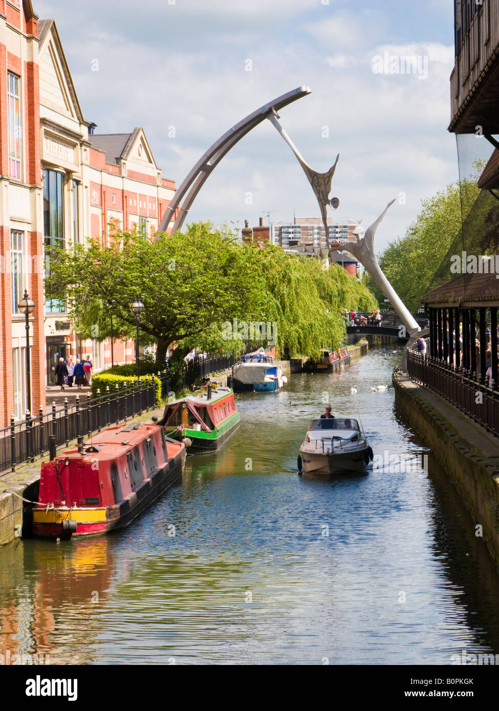 Fiume Witham e il potenziamento di una scultura in Lincoln city centre Waterside district, England, Regno Unito Foto Stock