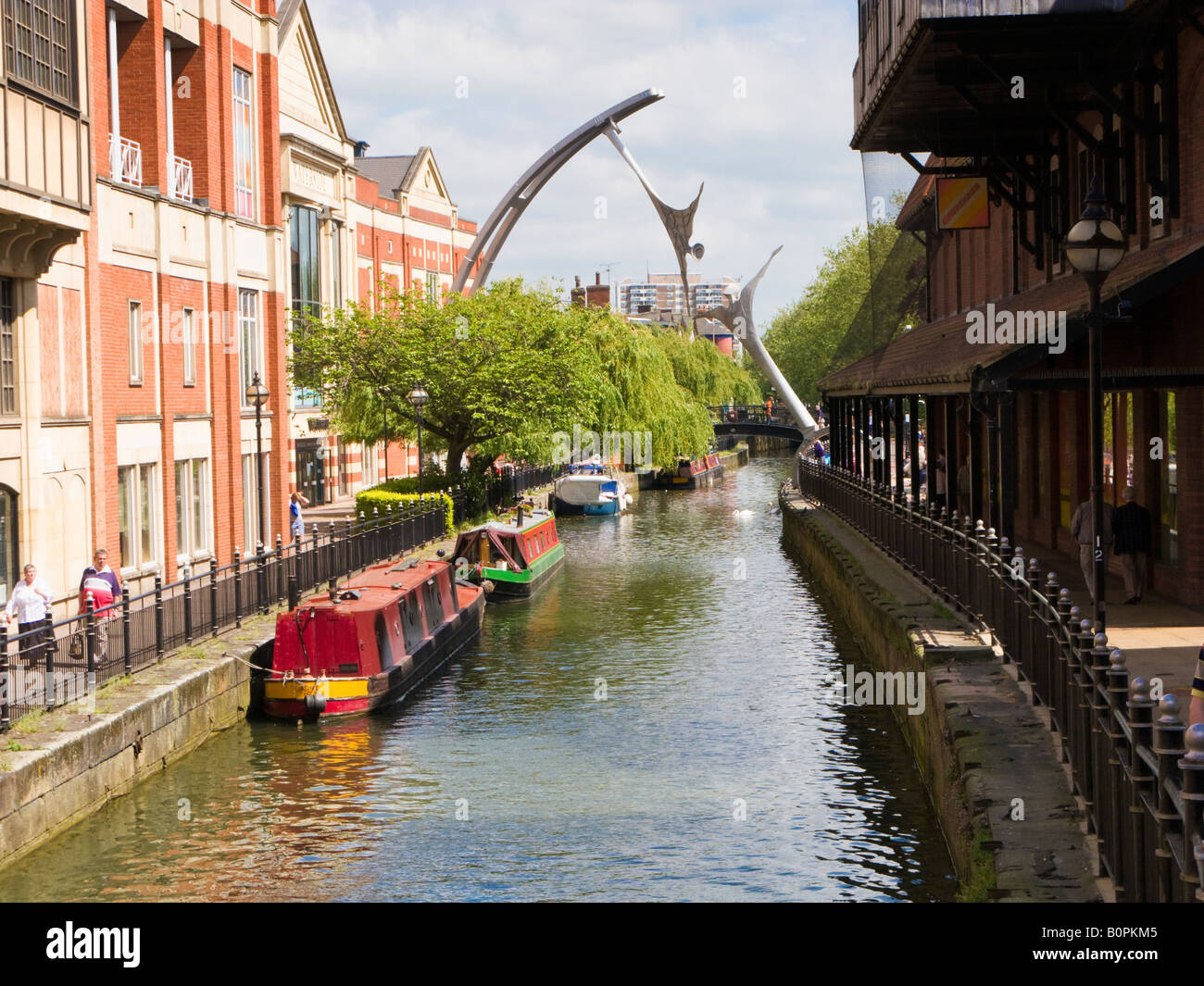 Fiume Witham e il potenziamento di una scultura in Lincoln city centre Waterside district, England, Regno Unito Foto Stock