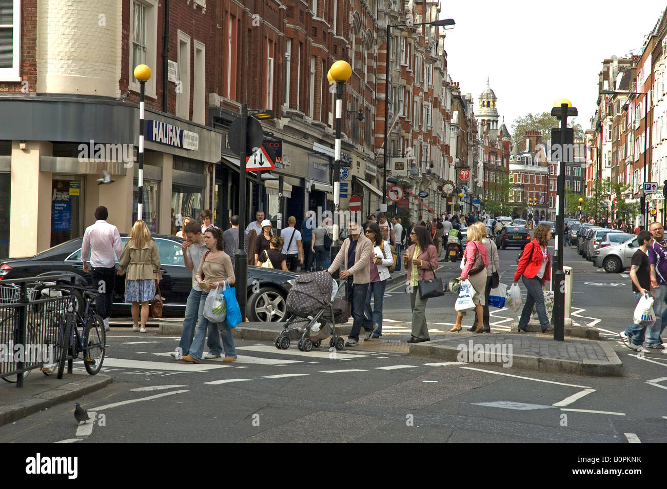 La gente fuori shopping in Marylebone High Street Central London Regno Unito Foto Stock