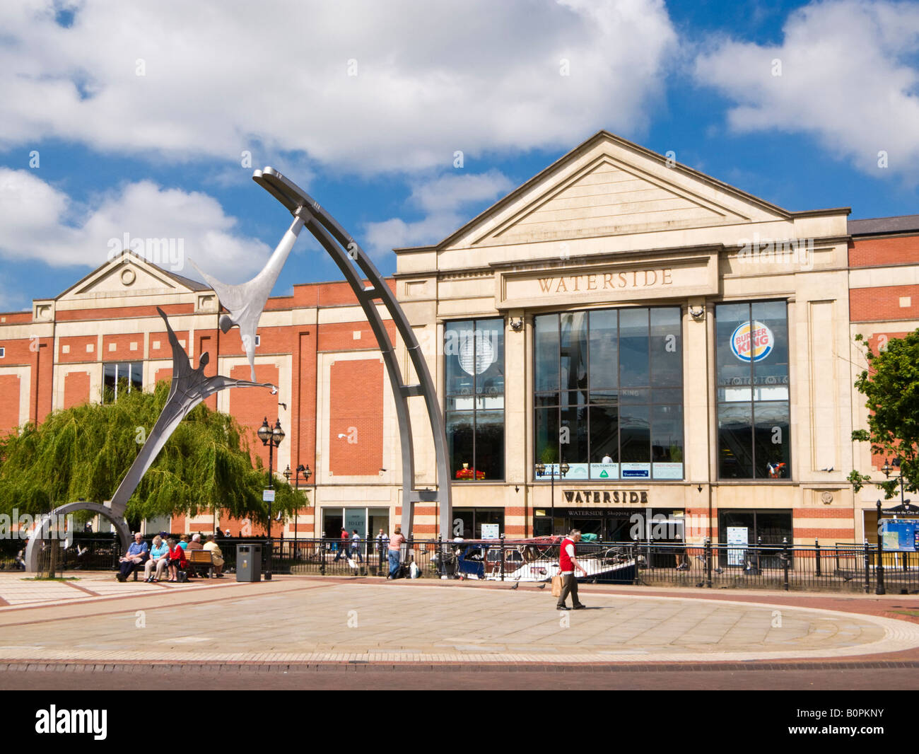 Lincoln, Regno Unito - la scultura di empowerment e Waterside shopping center esterno Foto Stock