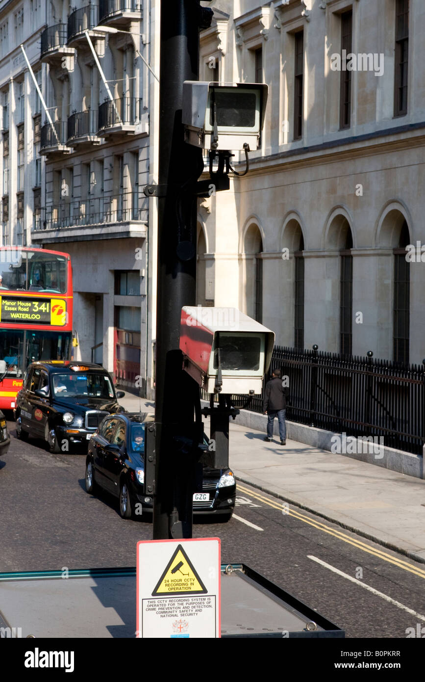 Le videocamere di sorveglianza in Fleet Street London UK Europa Foto Stock