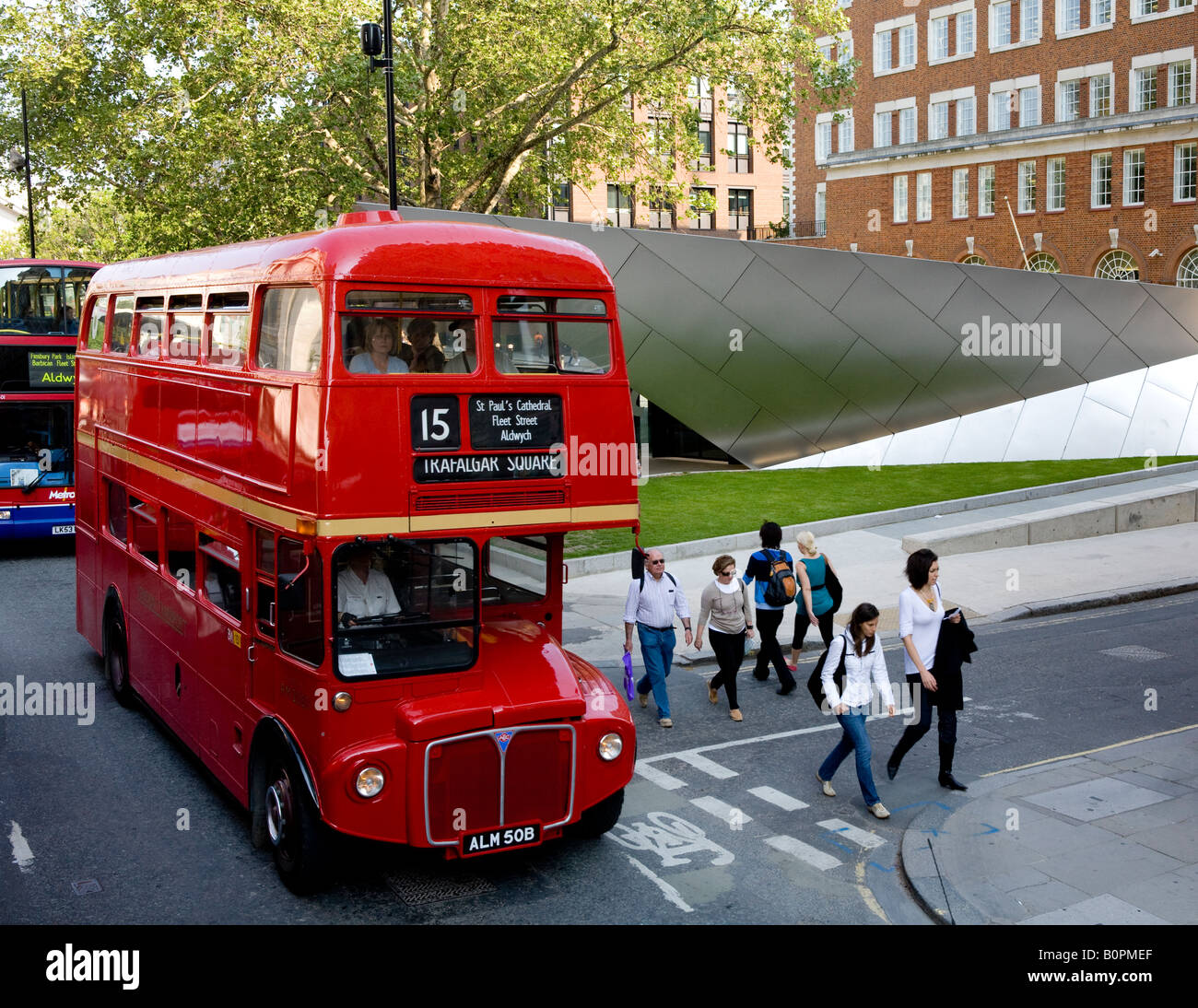 Rosso turistico autobus Routemaster London UK Europa Foto Stock