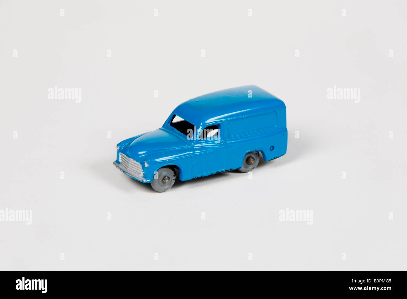 Un furgone giocattolo retrò blu Hornby Dublo Commer su sfondo bianco Foto Stock