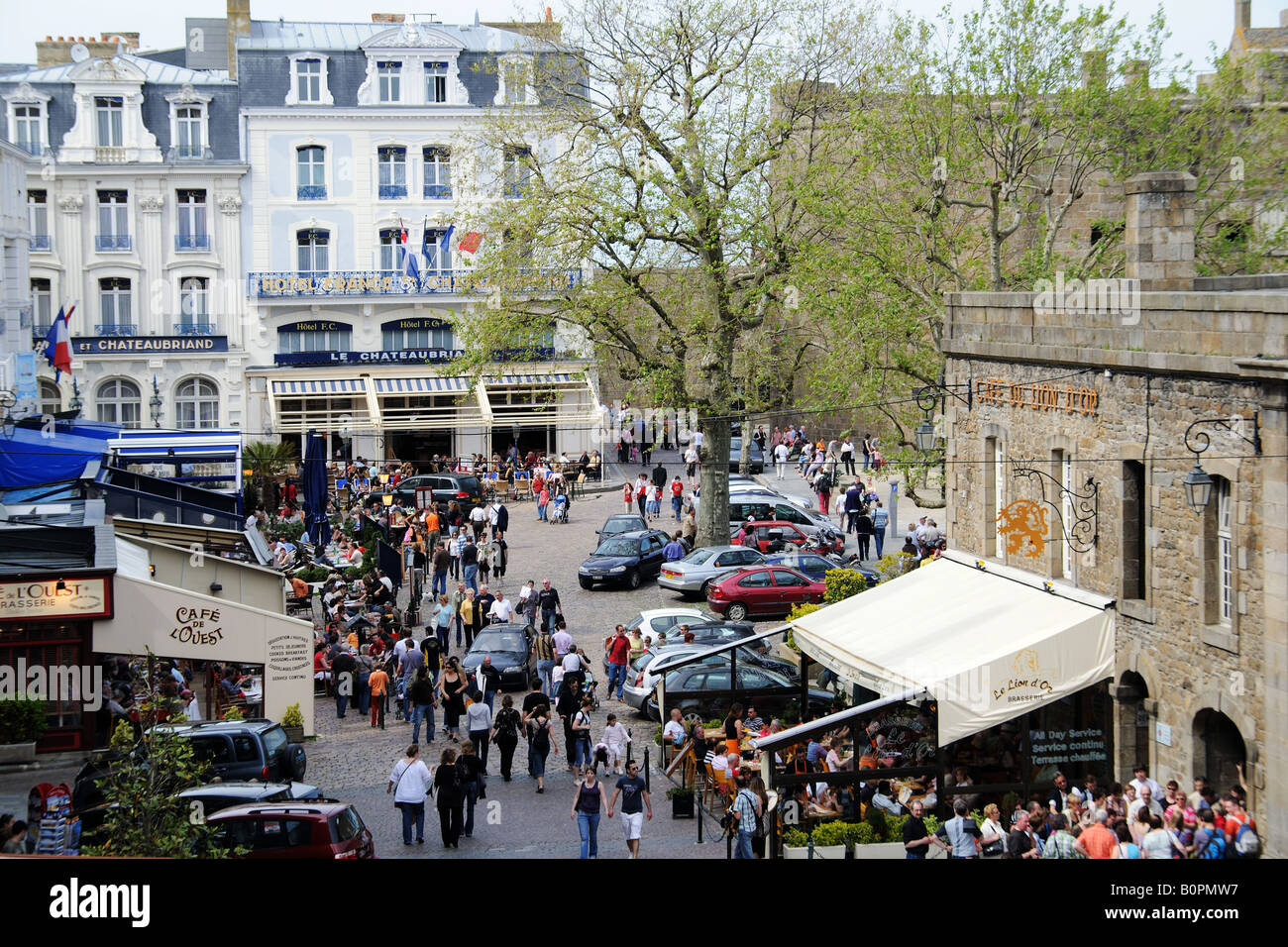 Turisti nel posto occupato Chateaubriand in St Malo Bretagna Francia Foto Stock