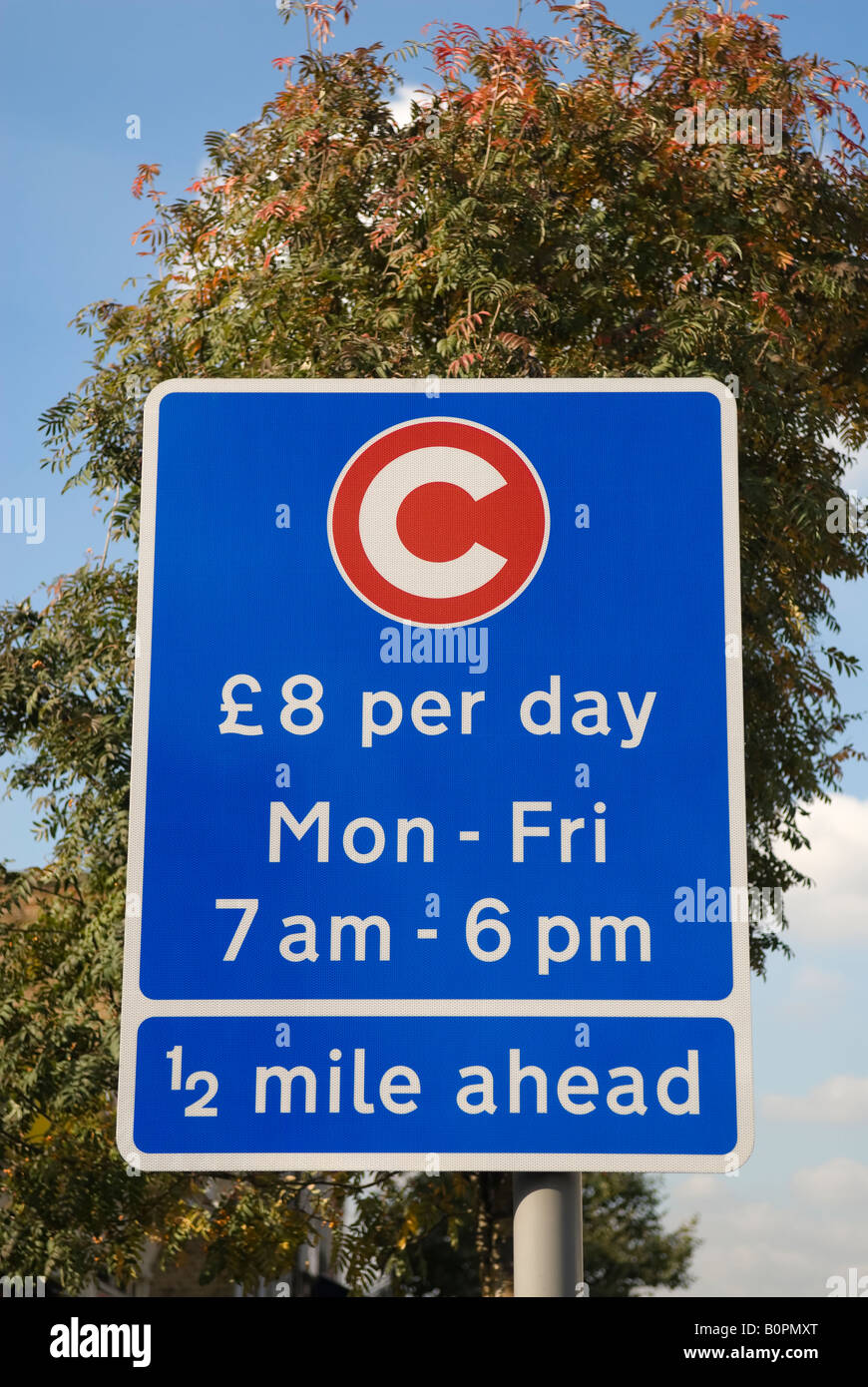 Segno che indica l'inizio della Congestion Charge Zone di Londra. 8 sterline al giorno Lunedì - Venerdì 7 am - 6 pm ½ miglio davanti Foto Stock
