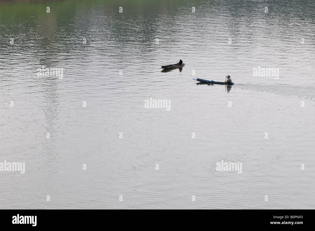 I pescatori locali su piccole barche a remi per la pesca su Khao Laem serbatoio nella provincia Kanchanaburi, Thailandia. Foto Stock