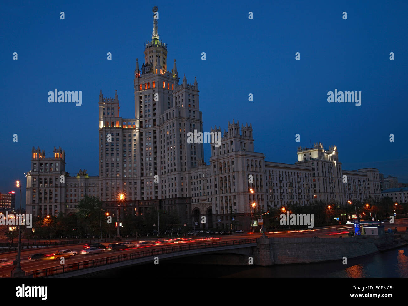 Una vista notturna presso l'edificio stalinista al terrapieno Kotelnichesky Foto Stock