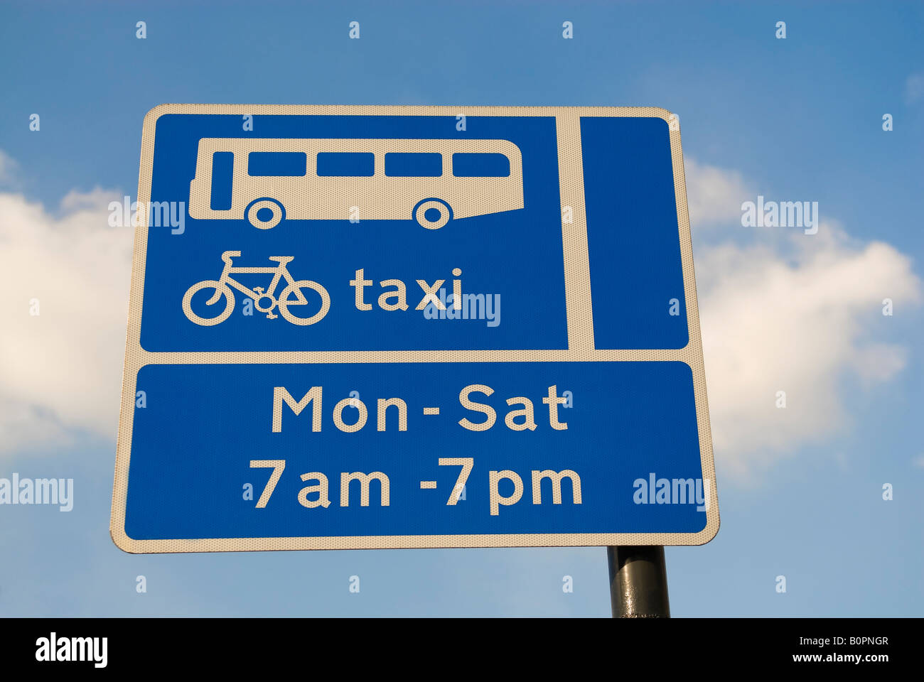 Corsia degli autobus segno a Londra che mostra le ore di esecuzione le restrizioni da Lun a Sab dalle 7 am - 7 pm Foto Stock