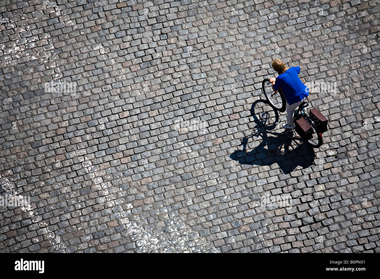 Persona escursioni in bicicletta in città in ciottoli square Tournai Belgio Foto Stock