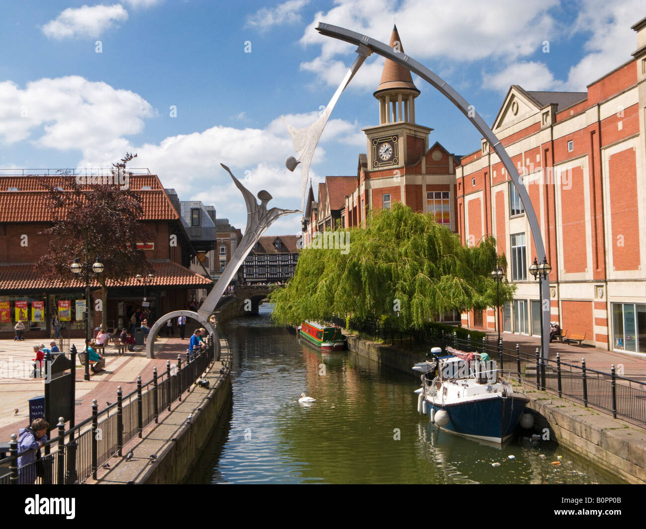 Fiume Witham e il potenziamento di una scultura in Lincoln city centre Waterside district, Lincoln, England, Regno Unito Foto Stock