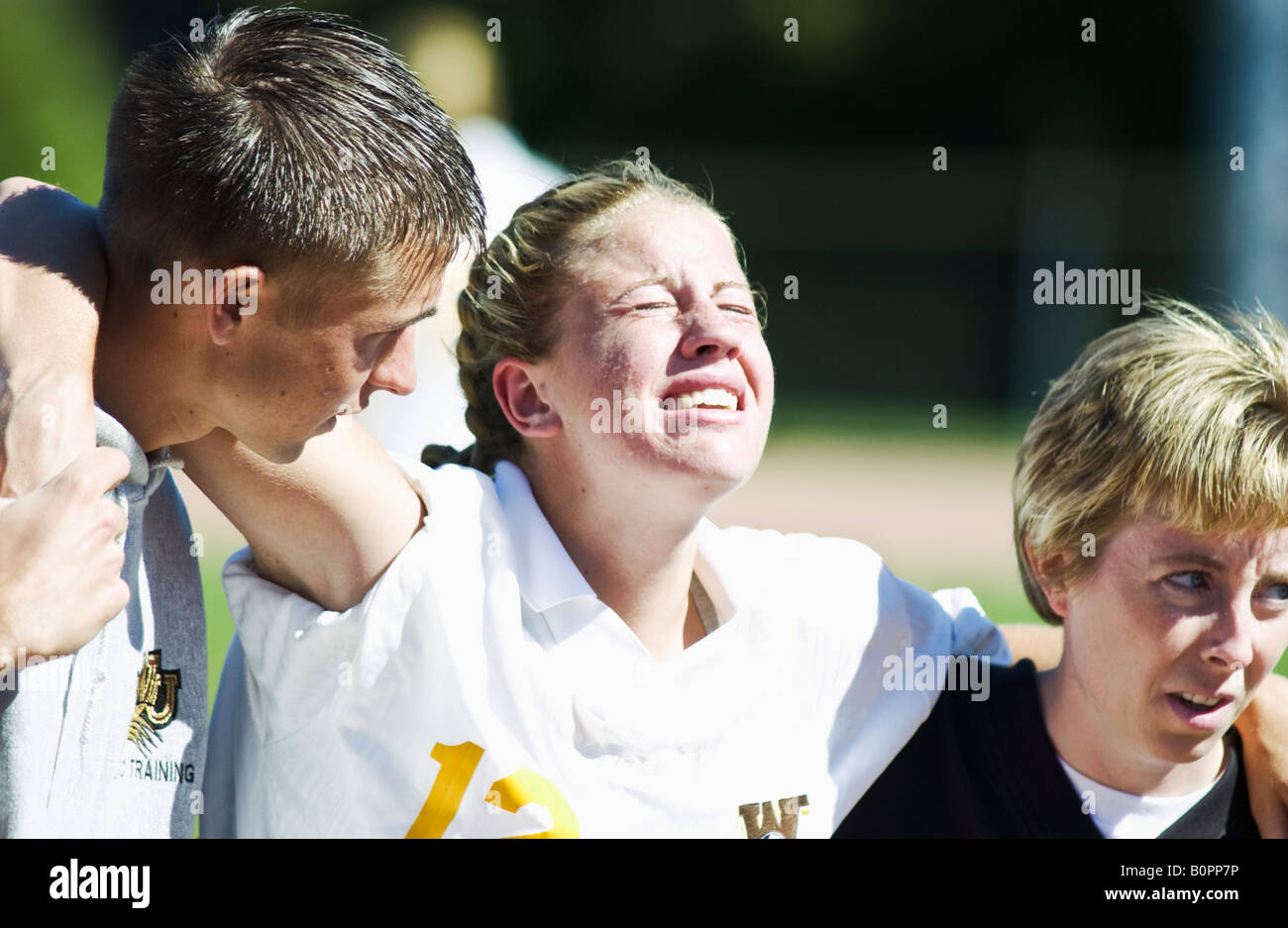Feriti college giocatore di calcio viene portato fuori campo Foto Stock
