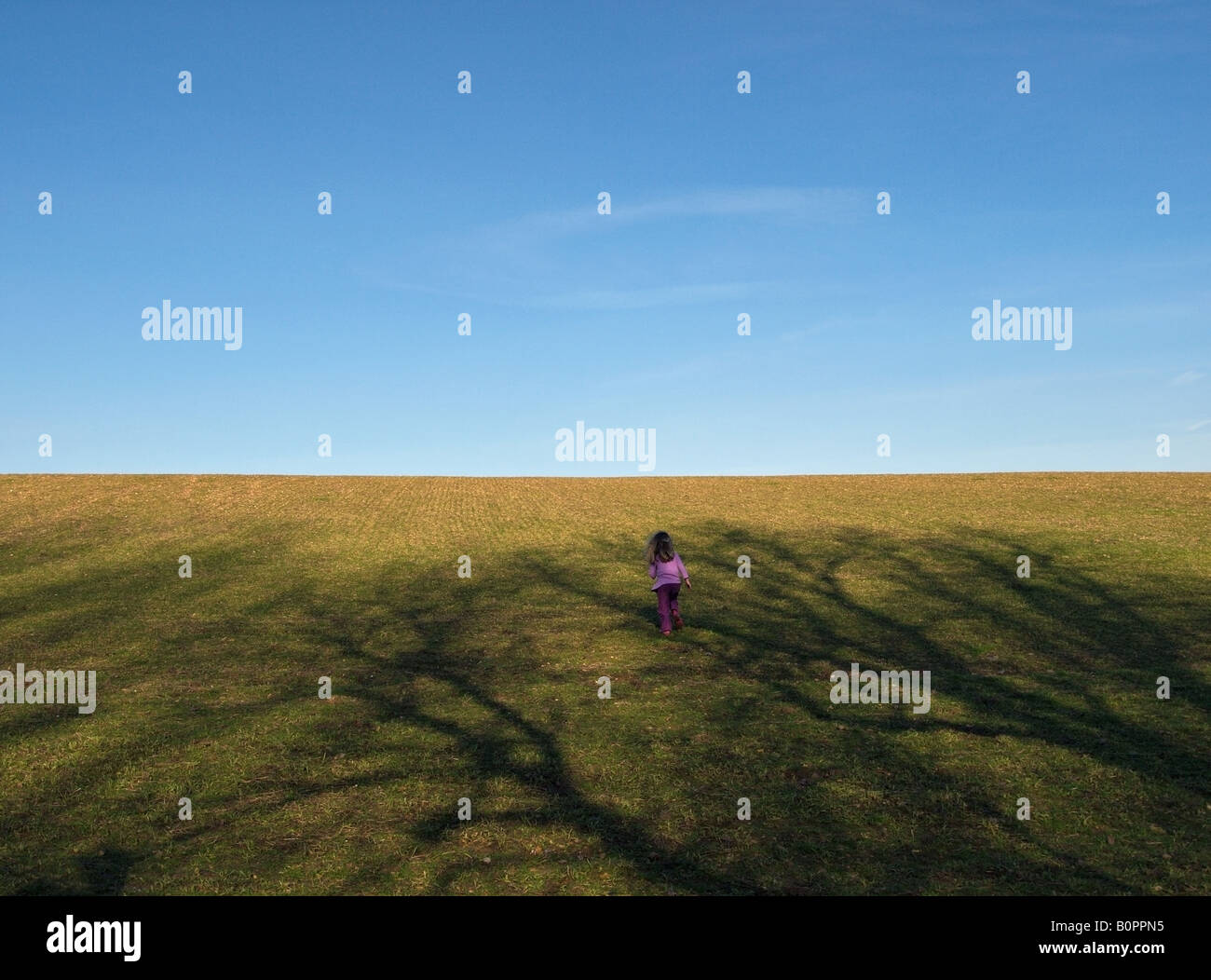 Intrepid bambino salendo una collina Essex REGNO UNITO Foto Stock