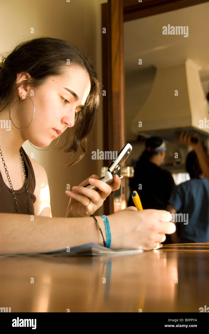 Adolescente guarda al telefono cellulare e prende appunti di Sao Paulo in Brasile 09 22 07 Foto Stock