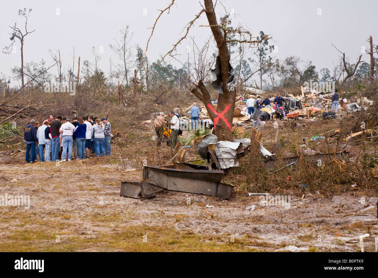 L'equipaggio di pulizia dei tornado volontari con base religiosa prega prima di iniziare a pulire dopo un mortale tornado a Lake Mack in Florida Foto Stock