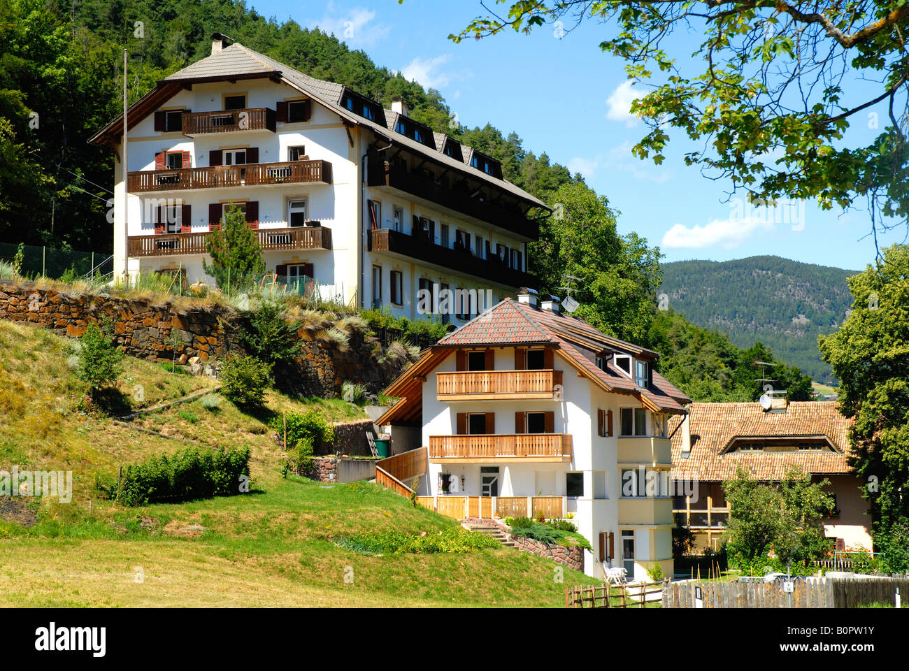 Chalets sull'altopiano del Renon vicino a Bolzano in Alto Adige Italia Foto Stock