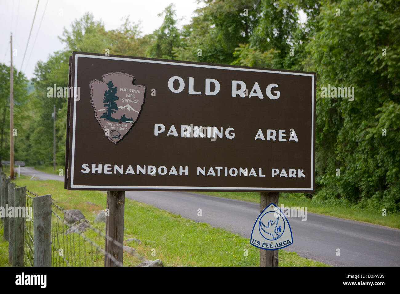 Marrone a servizio del Parco Nazionale di segno di benvenuto per il vecchio Rag Mountain area parcheggio ingresso al Parco Nazionale di Shenandoah Virginia STATI UNITI D'AMERICA Foto Stock