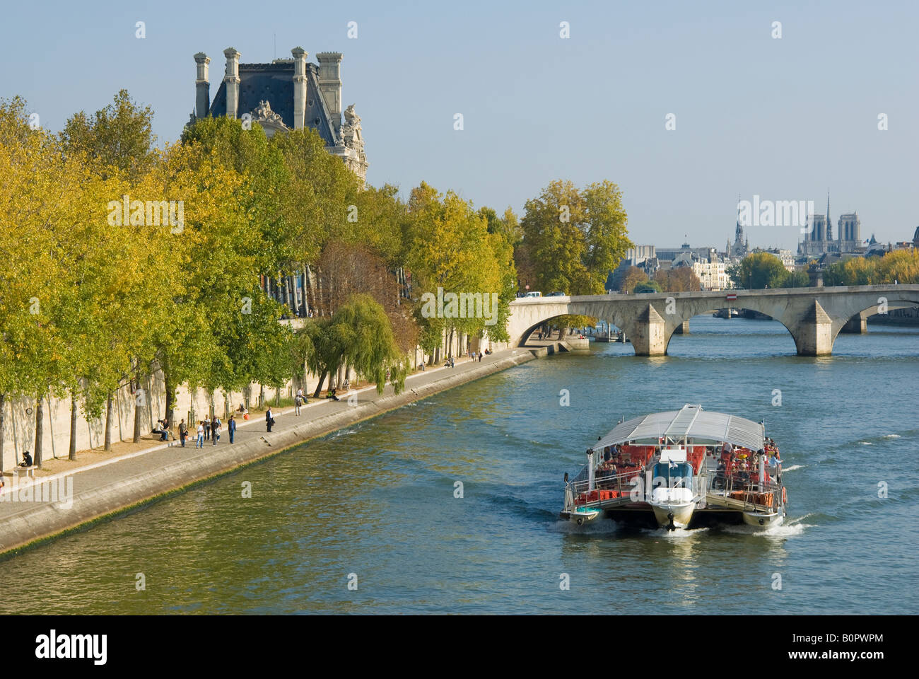 Piacere crociere fluviali sul Bateaux Parisiens tour barche lungo il Fiume Senna sono popolari fra i turisti Parigi Francia Foto Stock