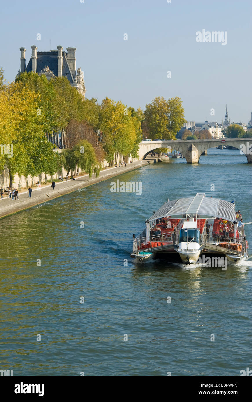 Piacere crociere fluviali sul Bateaux Parisiens tour barche lungo il Fiume  Senna sono popolari fra i turisti Parigi Francia Foto stock - Alamy