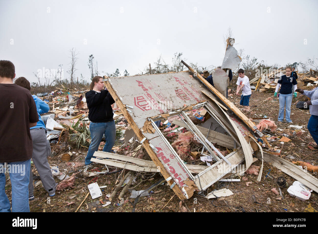 I soccorritori di varie chiese della Florida ripuliscono dopo che un mortale tornado ha devastato il lago Mack Florida Foto Stock