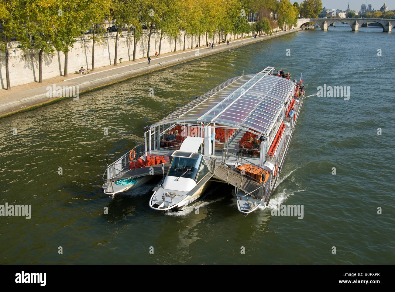 Piacere crociere fluviali sul Bateaux Parisiens tour barche lungo il Fiume  Senna sono popolari fra i turisti Parigi Francia Foto stock - Alamy
