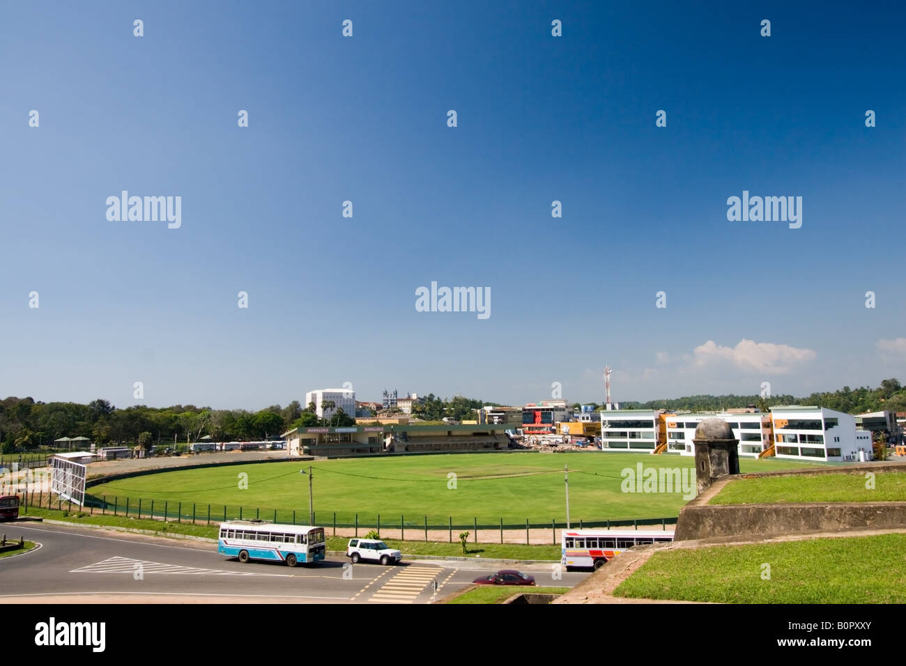 Una bellissima vista della ricostruita Galle Cricket Ground dalle mura del centro storico Forte Galle, Sri Lanka. Foto Stock
