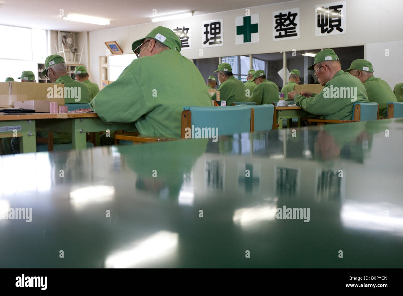 Anziani priosners al lavoro in studio, Onomichi prigione, Giappone. Foto Stock