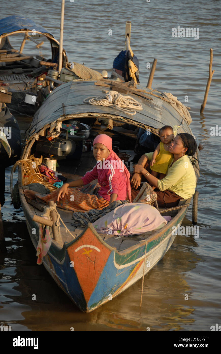 Il khmer musulmani alla loro casa in barca nel fiume Mekong Foto Stock