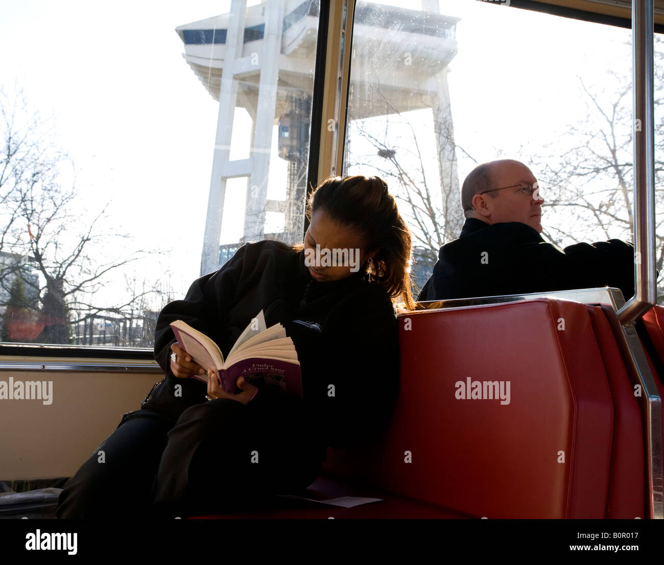 Persone su monorotaia, Seattle, nello Stato di Washington, USA Foto Stock