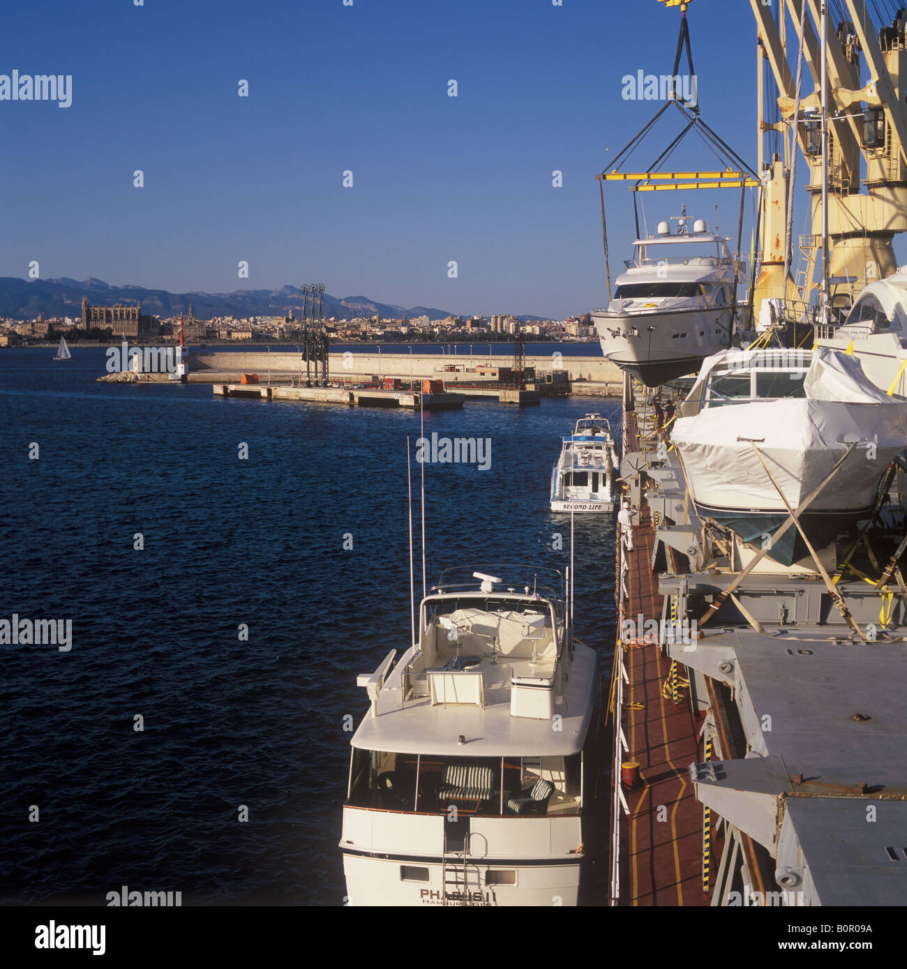 Lo scarico di yacht da yacht transporter Cielo di Vancouver nel porto di Palma de Mallorca Foto Stock