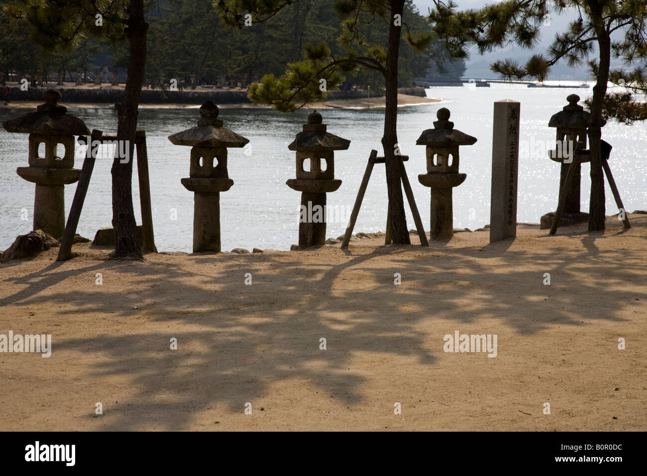 Lanterne di pietra a Miyajima Foto Stock