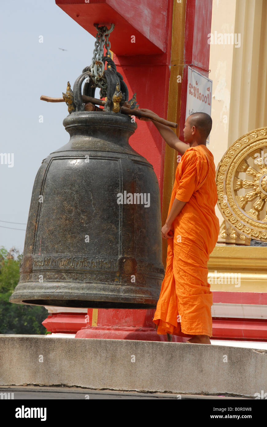 Monaco dopo il pedaggio la grande campana, Sangkat rattana khiri tempio, uthaithani provincia, Thailandia Foto Stock