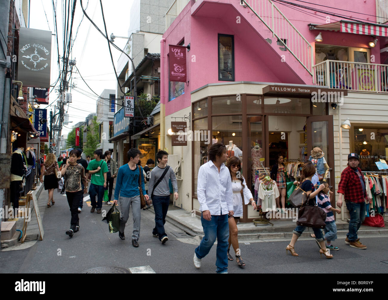 La strada dello shopping di trendy e alla moda quartiere Harajuku di Tokyo Giappone Foto Stock