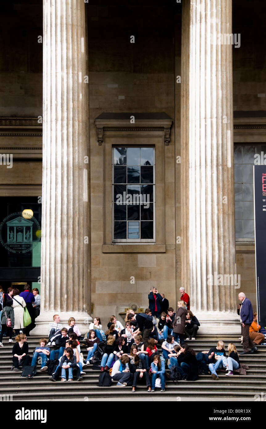 I giovani studenti, al British Museum di Londra, Inghilterra Foto Stock