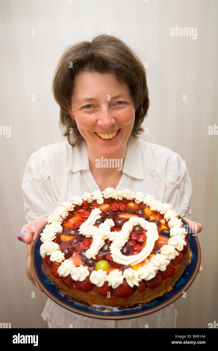 Una donna svedese presenta la sua torta di compleanno per il suo quarantesimo compleanno Foto Stock