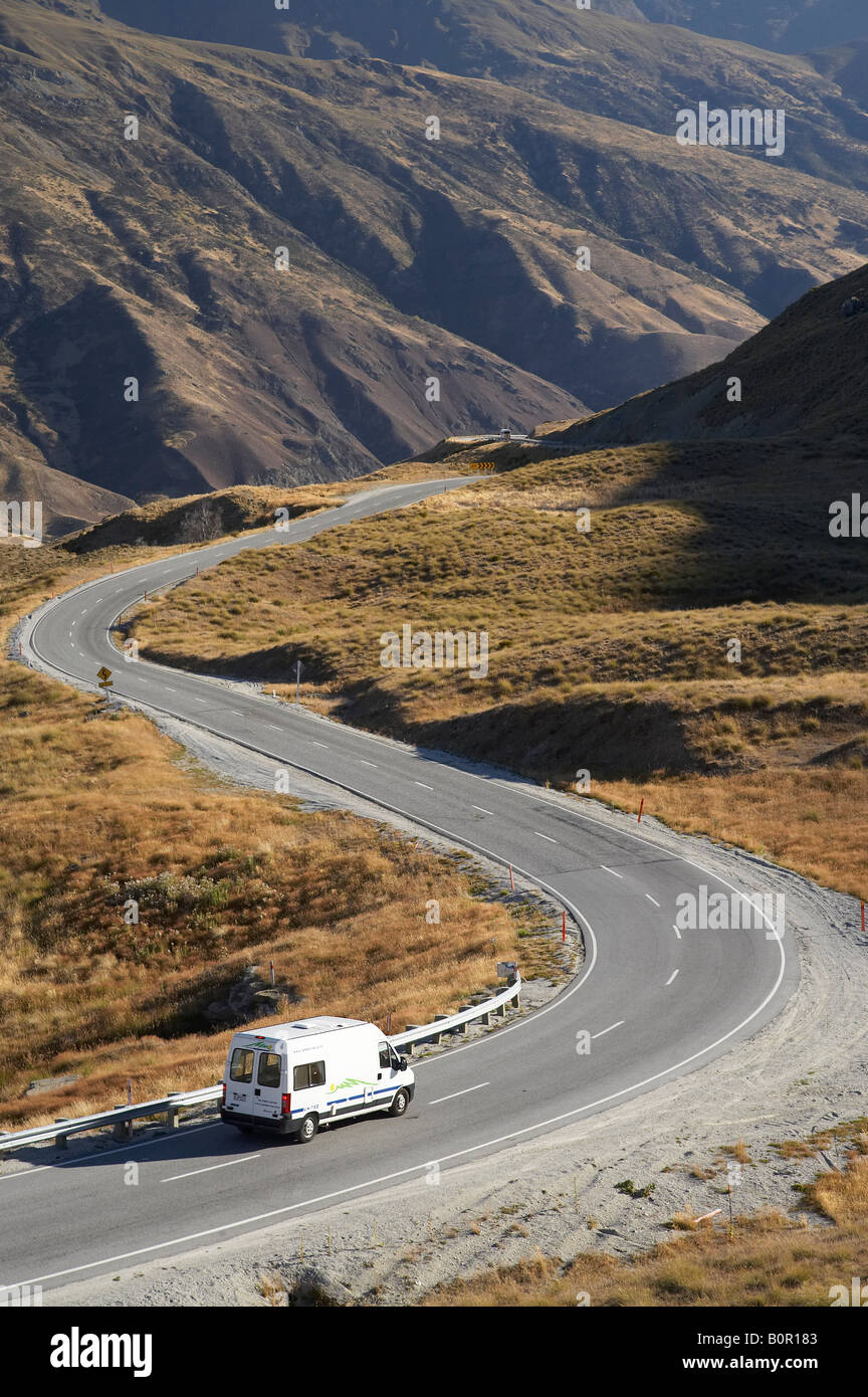 Camper e Crown Range Road tra Queenstown e Wanaka Isola del Sud della Nuova Zelanda Foto Stock