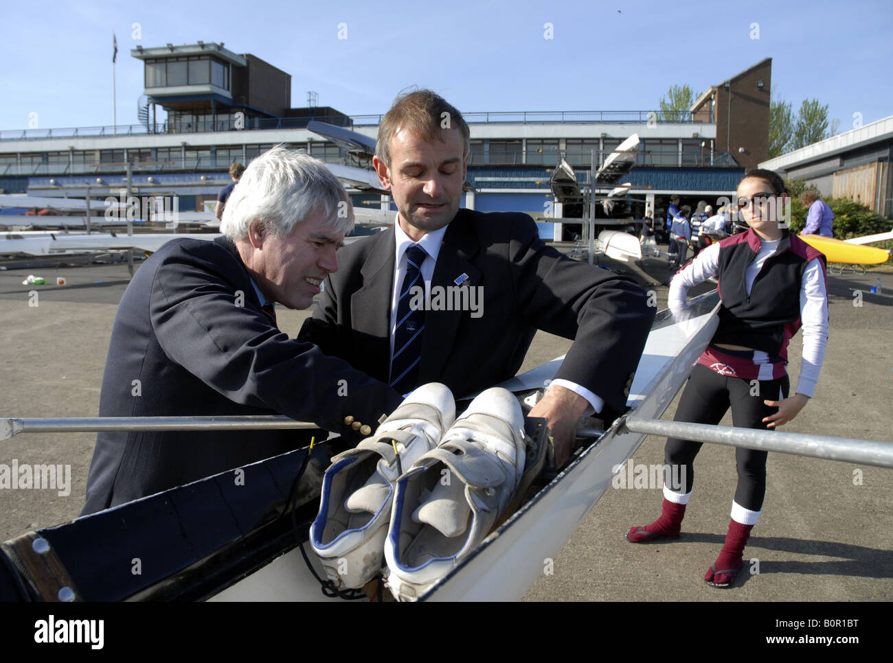 Funzionari il controllo delle specifiche di una barca prima di concorrenza Foto Stock