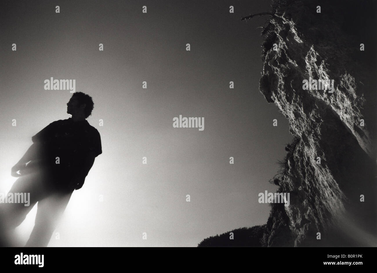 Bianco e nero, BW, silhouette, uomo sun dietro retroilluminato Foto Stock