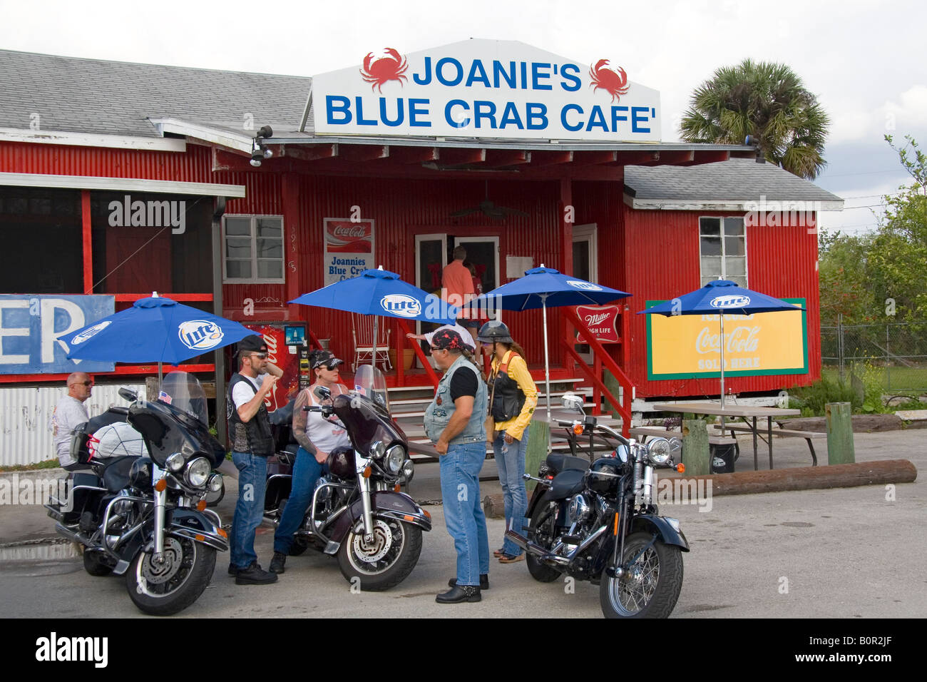 Motociclisti di fronte Joanie s Granchio Blu Cafè lungo il sentiero Tamiami per voli su U S Highway 41 in Everglades della Florida Foto Stock