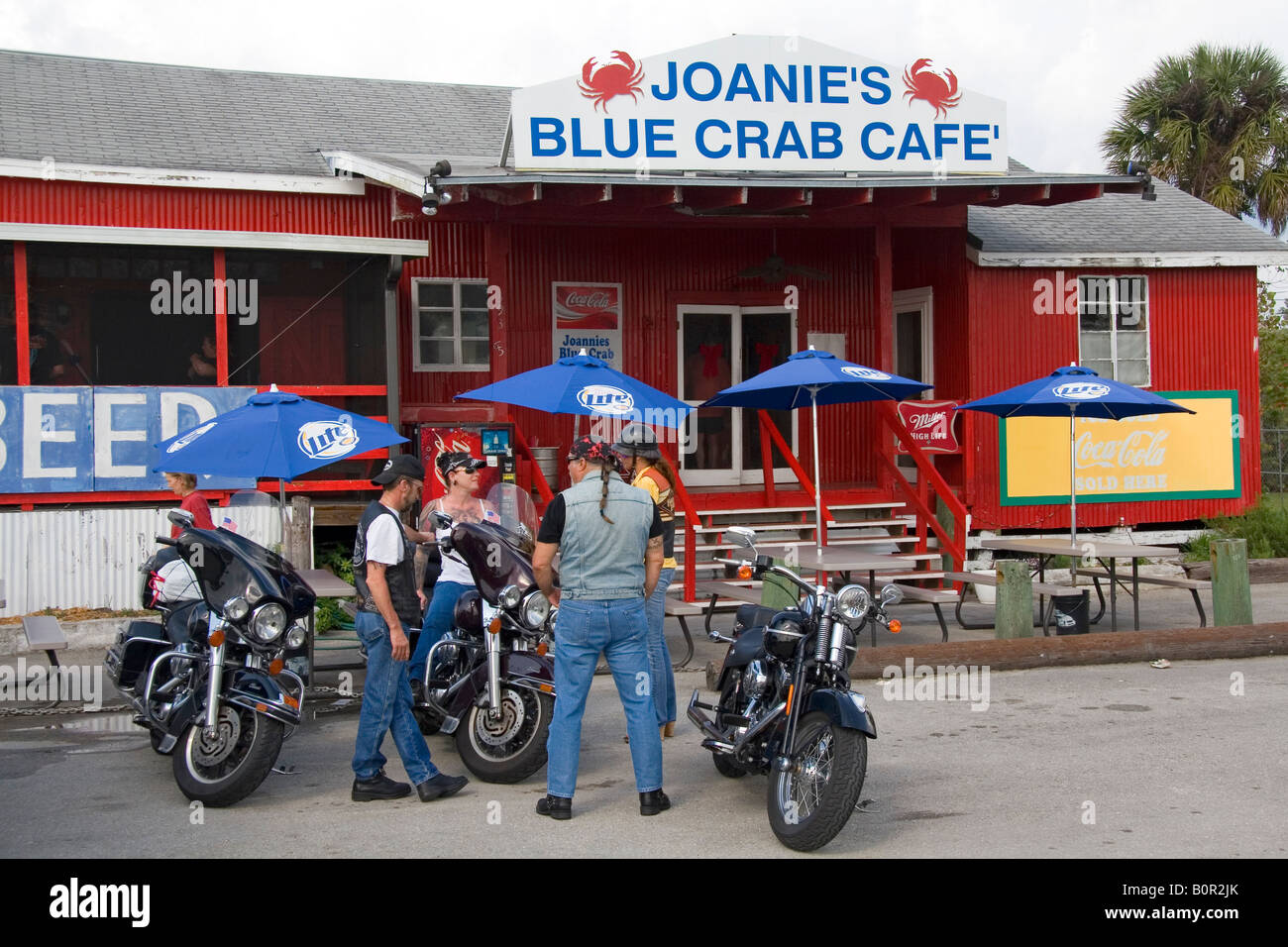 Motociclisti di fronte Joanie s Granchio Blu Cafè lungo il sentiero Tamiami per voli su U S Highway 41 in Everglades della Florida Foto Stock